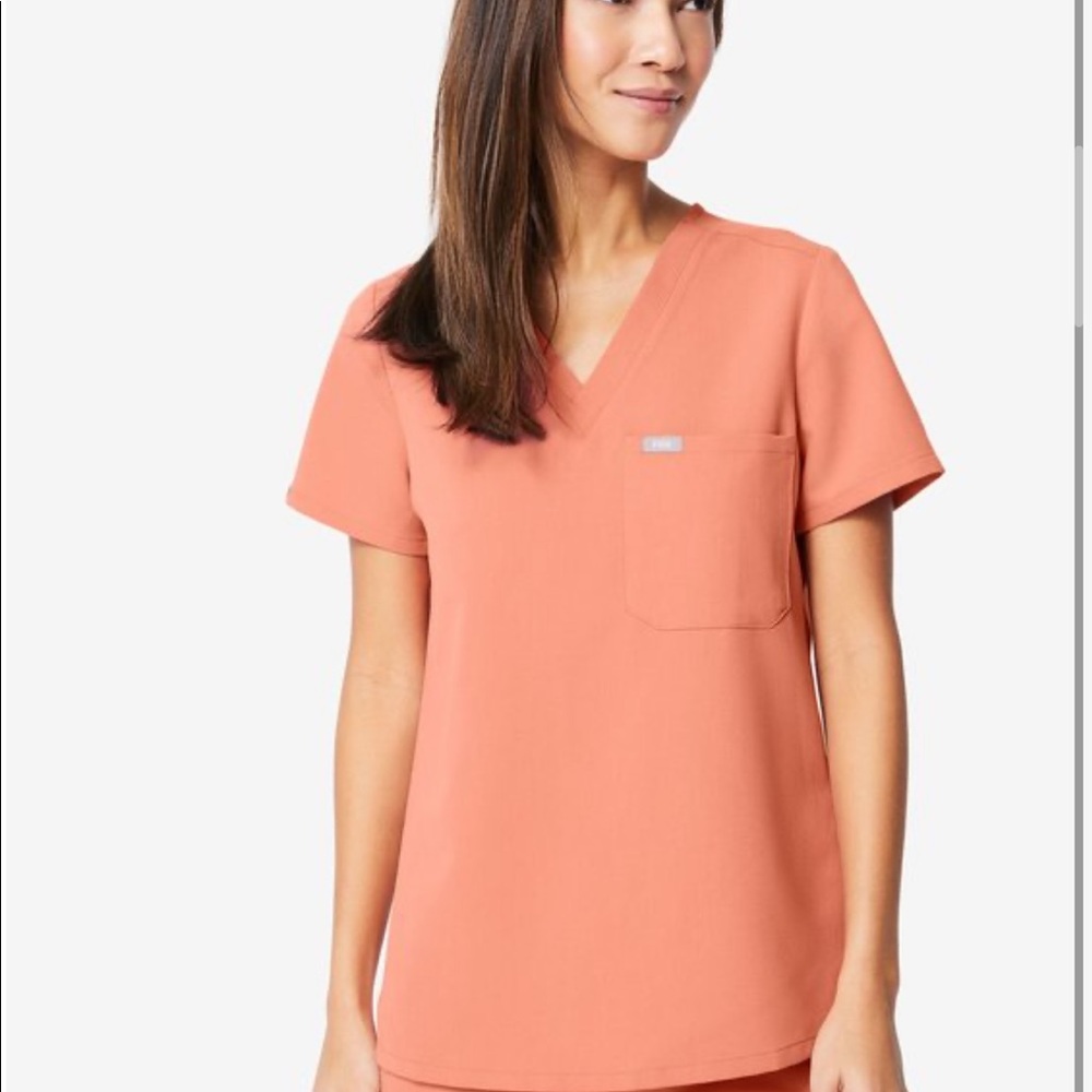 FIGS coral scrub top size medium